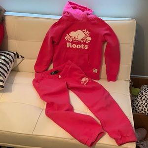 Girls Roots sweatsuit in pink size9-10 year old